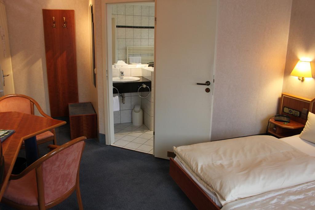 Hotel-Gasthof Die Post Brennerei Frankenhoehe Schillingsfürst Pokoj fotografie