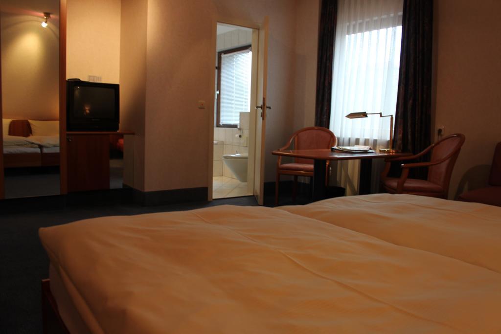 Hotel-Gasthof Die Post Brennerei Frankenhoehe Schillingsfürst Pokoj fotografie